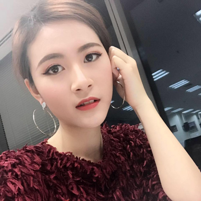 Nữ MC may mắn đứng cạnh dàn trai U23 Việt Nam suốt đêm gala là ai?